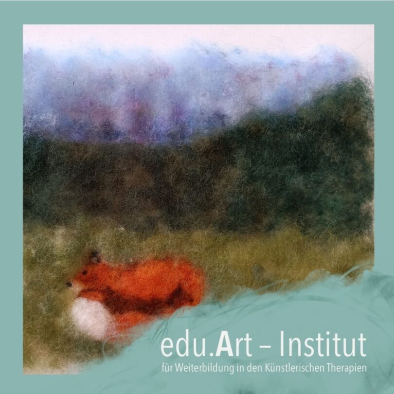 Filzbild mit einem liegenden roten Fuchs in einer grünen Wiese vor dunklem Wald und blau-violettem Himmel, darunter der Schriftzug „edu.Art – Institut für Weite