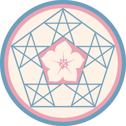 Rundes Emblem mit einem pastellrosa und blauen Rand, darin ein geometrisches Muster aus überlappenden fünfzackigen Sternen. In der Mitte befindet sich eine stil
