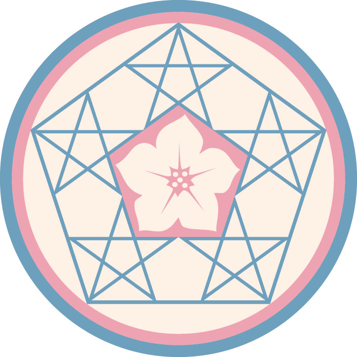 Rundes Emblem mit einem pastellrosa und blauen Rand, darin ein geometrisches Muster aus überlappenden fünfzackigen Sternen. In der Mitte befindet sich eine stil