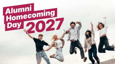 Fünf junge Erwachsene springen fröhlich in die Luft vor einem grauen Himmel, links oben steht in großen pinken Balken der Schriftzug „Alumni Homecoming Day 2027