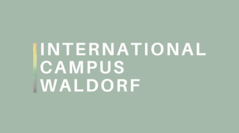 Logo mit dem Schriftzug „International Campus Waldorf“ in weißer Großschrift auf mintgrünem Hintergrund, links daneben ein schmaler vertikaler Farbverlaufstreif