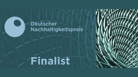 Grafik zum Deutschen Nachhaltigkeitspreis mit großem kreisförmigem Logo links, der Aufschrift „Deutscher Nachhaltigkeitspreis“ und dem Schriftzug „Finalist“ dar