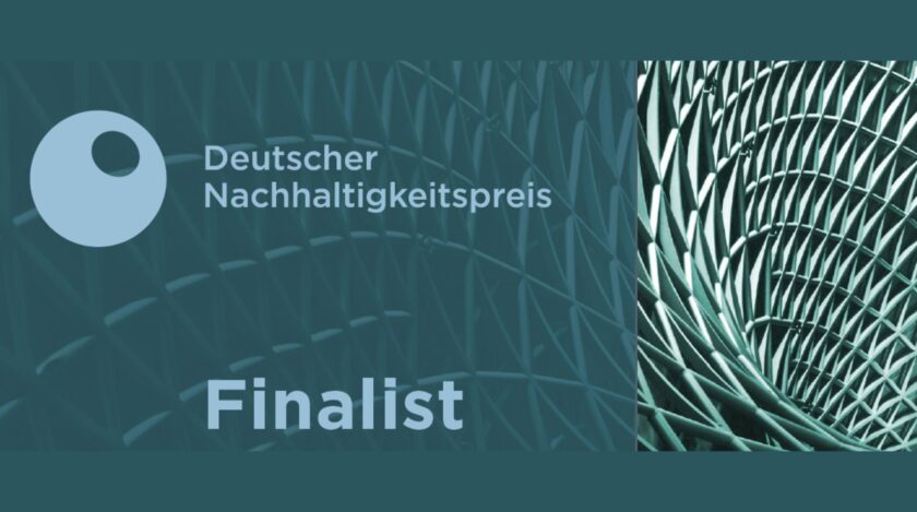Grafik zum Deutschen Nachhaltigkeitspreis mit großem kreisförmigem Logo links, der Aufschrift „Deutscher Nachhaltigkeitspreis“ und dem Schriftzug „Finalist“ dar
