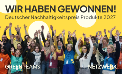 Große Gruppe jubilierender Menschen hebt die Arme vor einem gelben Hintergrund, darüber der Schriftzug „WIR HABEN GEWONNEN! Deutscher Nachhaltigkeitspreis Produ