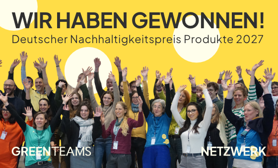 Große Gruppe jubilierender Menschen hebt die Arme vor einem gelben Hintergrund, darüber der Schriftzug „WIR HABEN GEWONNEN! Deutscher Nachhaltigkeitspreis Produ